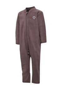 Fleece jumpsuit in donkerbruin, met een ritssluiting aan de voorkant, lange mouwen en een klein logoaccent op de borst. Zachte textuur en losse pasvorm.