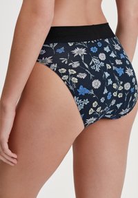 Sous-vêtements noirs taille haute avec un motif floral en bleu et crème, fabriqués à partir d'un tissu doux avec une finition lisse.