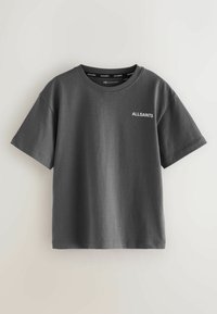 Pilkos spalvos medvilnės marškinėliai trumpomis rankovėmis, apvaliu iškirpimu ir baltu "ALLSAINTS" logotipu kairėje krūtinės pusėje. Lygi tekstūra.