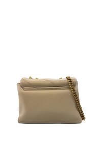 Borsa a tracolla in pelle beige con design trapuntato, tracolla in catena dorata e chiusura con zip. Forma arrotondata con una texture morbida.