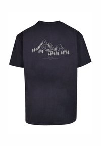 Dunkelblaues Baumwoll-T-Shirt mit einem weißen Grafikdesign von einem Berg und einem Baum auf der Rückseite. Rundhalsausschnitt, kurze Ärmel und lockere Passform.