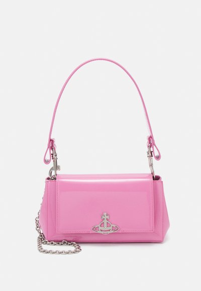 Borsa a mano in pelle verniciata rosa con forma strutturata, tracolla in catena argentata e un accentuato logo sulla parte anteriore.