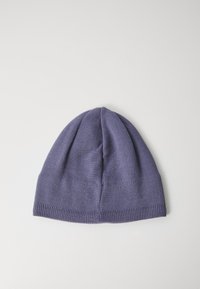 Gorro de malha roxo com aba canelada, disposto sobre um fundo branco.