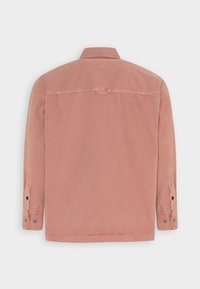 Różowa kurtka ze sztruksu z kołnierzem, długimi rękawami i zapinanymi na guziki mankietami. Posiada tylną część z karczkiem i prosty dół. Teksturowana tkanina.