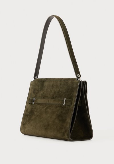 Τσάντα από σουέτ ελιάς με δομημένο σχέδιο, διαθέτοντας σκούρα λουράκια και ασημένια αξεσουάρ. Υφή επιφάνειας, ευρύχωρος εσωτερικός χώρος.