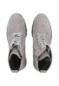 Bottines en daim gris avec des lacets texturés et des semelles en caoutchouc noir, dotées de zips sur les côtés pour un enfilage facile et un design moderne.