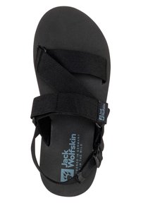 Schwarze Sandale mit einem strukturierten Riemensystem, verstellbaren Schnallen und einem gepolsterten Fußbett. Auf dem Fußbett befindet sich ein Logo in Blau.