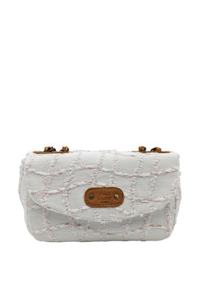 Petit sac à main en tissu blanc avec motif quadrillé texturé, étiquette en cuir marron "mila louise PARIS" et ferrures métalliques sur les bords supérieurs.