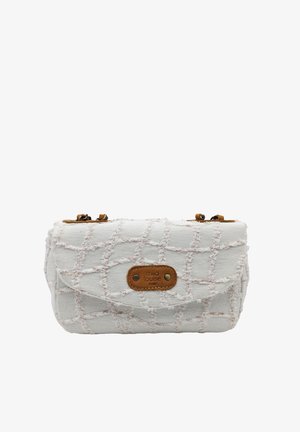 Petit sac à main en tissu blanc avec motif quadrillé texturé, étiquette en cuir marron "mila louise PARIS" et ferrures métalliques sur les bords supérieurs.