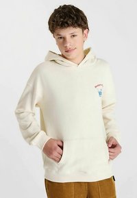 Roomkleurige hoodie met een voorzak. Voorzien van een logo in rood en blauw op de linkerborst. Zacht, casual ontwerp.