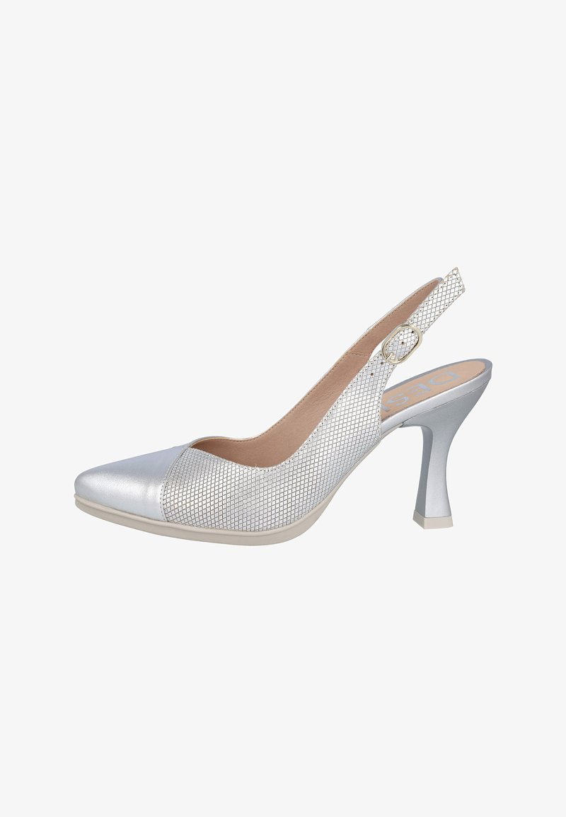 Zapato de tacón alto plateado con tira atrás, con parte superior de malla texturizada, punta afilada y un acento dorado en la correa. Diseño de plataforma baja.