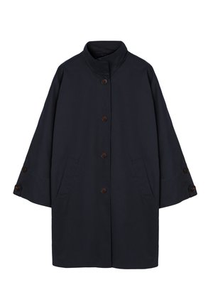 Tume sinine keskmise pikkusega mantel kõrge kraega, viie ees oleva nööbi, kahe küljetasku ja nööbitavate dekoratiivsete rihmadega laiadel varrukatel.