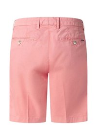 Shorts chinos roses pour hommes, longueur genou, avec passants pour ceinture et deux poches arrière à boutons.