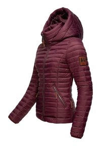 Bordo puffertjäcke magas gallérral és nagy, puha kapucnival. Vízszintes varrással, cipzáras zsebekkel és bőr logóval ellátott folttal a hónalján.