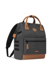 Grauer Stoff-Rucksack mit braunen Lederelementen, Obergriffen, einer frontalen Reißverschluss-Tasche und drei seitlichen Riemen zur Befestigung oder Dekoration.