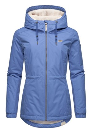 Veste bleu clair avec capuche doublée, fermeture éclair, poignets élastiques et un dos légèrement plus long. Présente un extérieur lisse et une doublure en polaire douce.