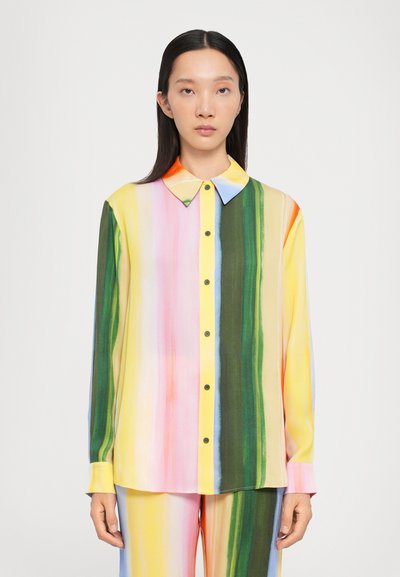 Chemise à manches longues avec des rayures verticales dans des teintes de jaune, rose, vert et bleu, dotée d'un col pointu et d'une fermeture à boutons.