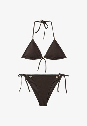 Bikini marrón oscuro texturizado con top de triángulo y braguitas con lazos laterales, cada pieza decorada con pequeños detalles de conchas.