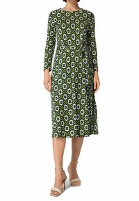 Groen en blauw gemarmerde midi-jurk, lange mouwen, ronde halslijn, cinched taille, met een licht uitlopende rok en een zachte stof.