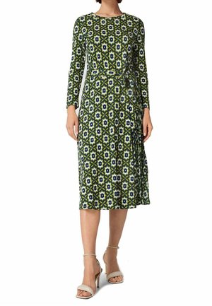 Vestido midi de estampado verde y azul, con mangas largas, cuello redondo, cintura ajustada, con una falda ligeramente acampanada y fabricado en un tejido suave.
