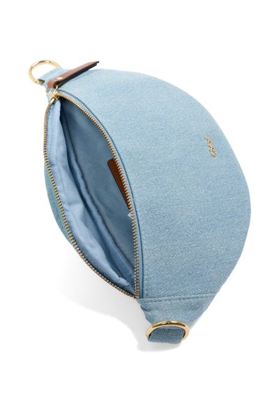 Jasnoniebieska nerka z denimu z złotym zamkiem błyskawicznym i detalami w postaci pierścieni, częściowo otwarta, ukazująca wnętrze wyłożone tkaniną oraz małą skórzaną łatkę.