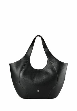 Schwarze strukturierte Lederhandtasche mit breiten Griffen und kleinem silbernem Logo mittig vorne, präsentiert vor weißem Hintergrund.