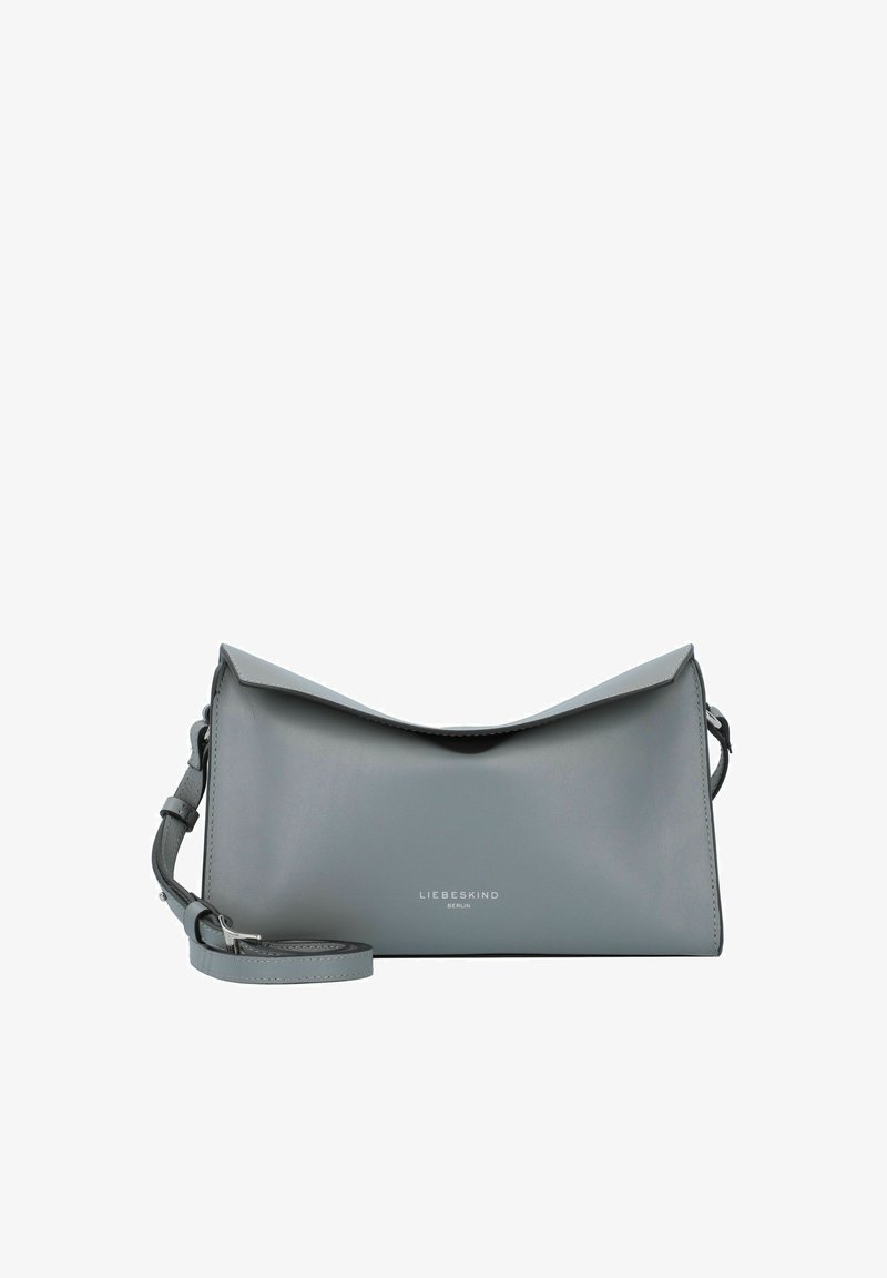 Borsa a tracolla in pelle grigia con chiusura a triangolo, tracolla regolabile e logo del marchio in rilievo sul fronte. Texture liscia.