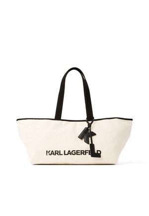 Sac fourre-tout blanc avec poignées noires, bordure noire, texte "KARL LAGERFELD" en gras sur le devant, et porte-clés lettres noires attachés à la poignée.