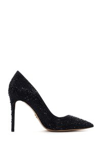 Escarpin noir à bout pointu recouvert de cristaux noirs scintillants, avec un talon aiguille haut et une doublure lisse. Design élégant et épuré.