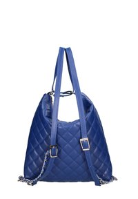 Borsa a borsa blu trapuntata in pelle, con manici doppi e dettagli in metallo argentato. Forma a pochette con una superficie texturizzata.