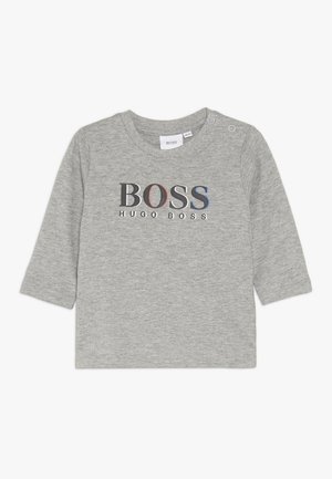 Grå langærmet skjorte lavet af bomuld, med et logo tryk med "BOSS" i sort, rød og blå, to trykknapper på skulderen.