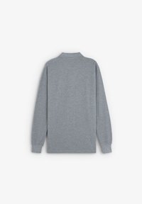 Polo gris à manches longues avec col, fabriqué en coton doux. Présente une coupe décontractée sans motifs ni accessoires visibles.