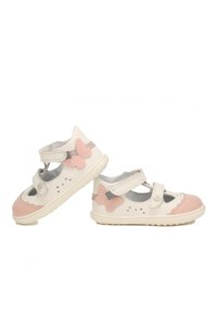 Witte sandalen met een roze teenkap, vlinderaccenten en een klittenbandsluiting. Open ontwerp met uitsparingen en decoratieve stikdetails.