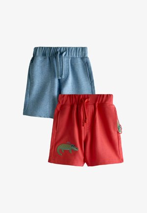 Zwei Paar Kinder-Shorts mit elastischem Bund, ein blaues und ein rotes mit einem Krokodil-Patch vorne und Seitentaschen.