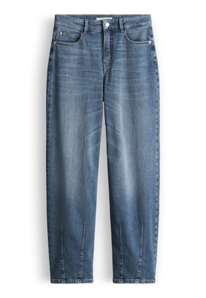 Blauw gewassen spijkerbroek met voorzakken, riemlussen, knoopsluiting en subtiele vervaging op de dijen en onderbenen.