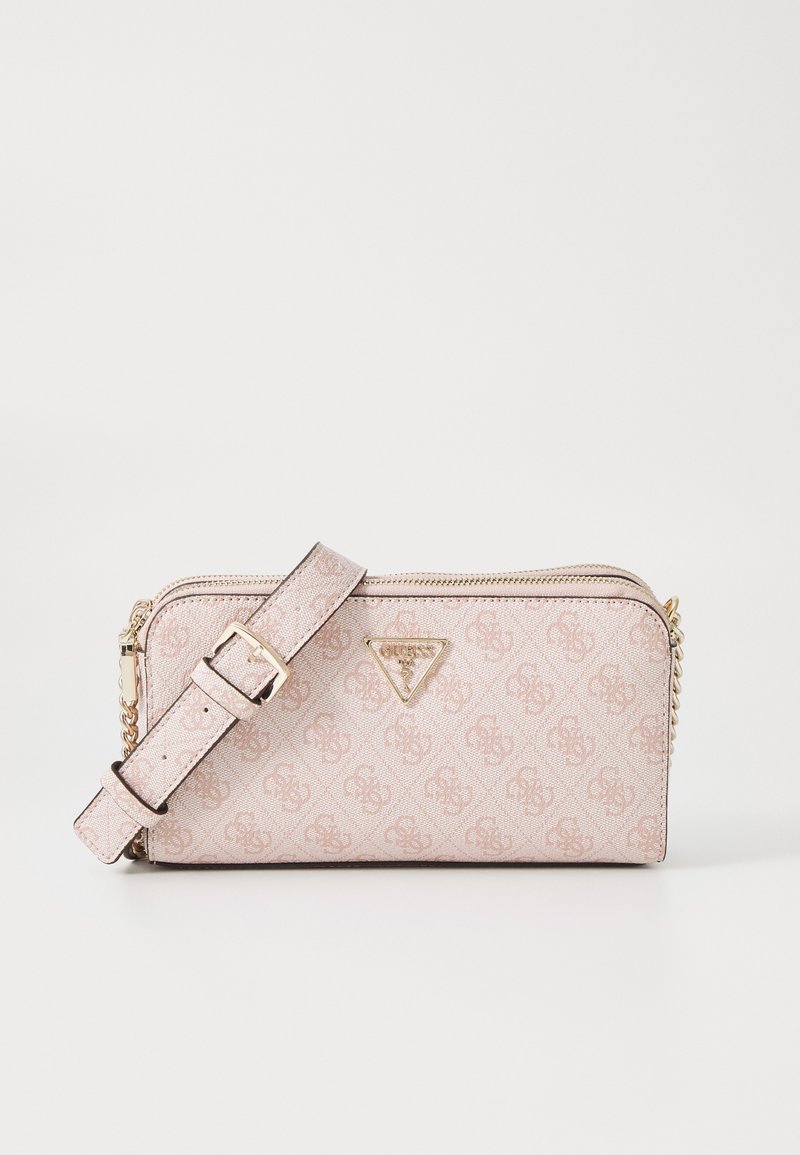 Borsa a spalla rosa pallido con motivo a monogrammi, hardware color oro, chiusura con zip e una tracolla regolabile con dettaglio in fibbia.