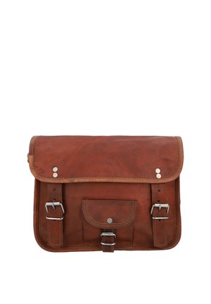 Smeđa kožna torba s prednjom klapnom, dva srebrna remena s kopčom i malim prednjim džepom s kopčom.