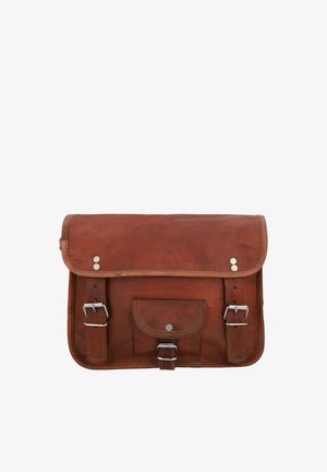 Smeđa kožna torba s prednjom klapnom, dva srebrna remena s kopčom i malim prednjim džepom s kopčom.