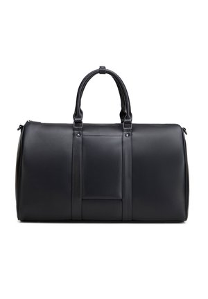 Černá kožená sportovní taška s dvojitými rukojeťmi, obdélníkovou přední kapsou a kovovými jezdcem zipu na bílém pozadí.