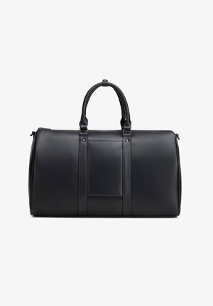 Bolsa de cuero negra tipo duffle con asas dobles, bolsillo frontal rectangular y tiradores de cremallera de metal sobre fondo blanco.