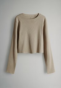 Beidzis, garām piedurknēm, īsi svārki, izgatavoti no ribotās auduma. Iezīmē apļa kakla izgriezumu un brīvu piegriezumu. Bezšuvju pleci nodrošina gludu izskatu.