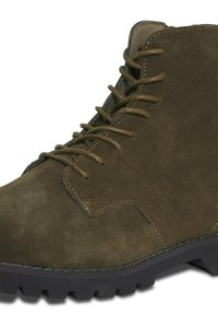 Botas de tobillo de ante verde oliva con punta redonda, fachada con cordones y suela de goma negra resistente. Presentan costuras sutiles y una textura suave.