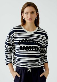 Navy en witte gestreepte sweatshirt met lange mouwen, voorzien van de tekst "BONJOUR AMOUR" in vetgedrukte zwarte letters. Van katoenmix materiaal.