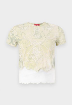 Camicia a maniche corte con un motivo floreale verde chiaro, strato superiore trasparente con orlo scallop e strato inferiore bianco solido. Etichetta con logo rossa visibile.
