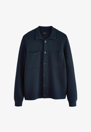 Marineblauwe gebreide cardigan met een kraag, sluiting met knopen aan de voorkant en twee opgestikte zakken. Zachte textuur en geribbelde manchetten.