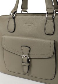 Borsa a mano in pelle grigia con finitura testurizzata, dotata di una tasca frontale, hardware argentato e accenti neri a contrasto. Logo del brand impresso.