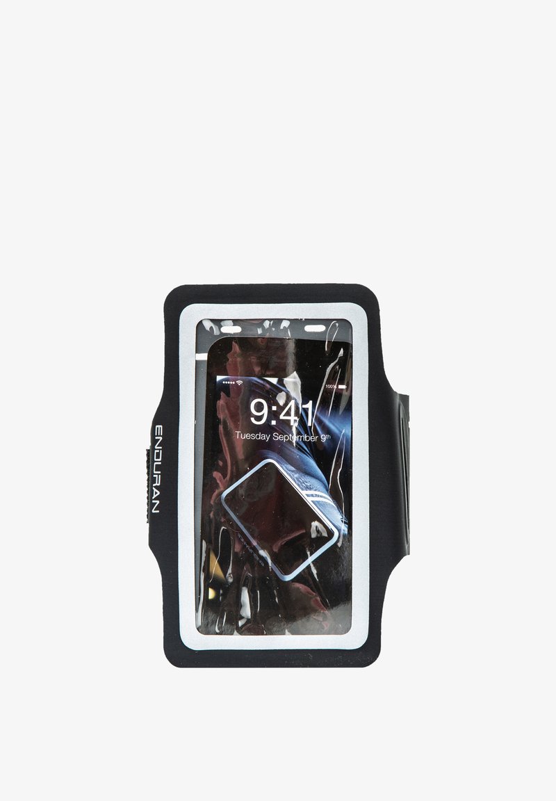 Älypuhelimen olmamuhvi mustasta ja hopeasta muovista, jossa on läpinäkyvä kosketusnäyttöpeite. Varustettu säädettävällä hihnalla, joka takaa turvallisen istuvuuden aktiviteettien aikana.