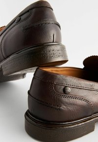 Next PENNY LOAFERS REGULAR FIT - Paelteta kingad - brown