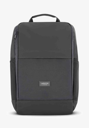 Szürke hátizsák, sima szövettel, téglalap alakú, felső fogantyúval, elülső cipzáras zsebbel és diszkrét logóval az alján.