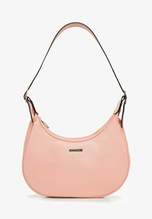 Rosa synthetische Handtasche mit runder Form, ausgestattet mit einem abnehmbaren schwarzen Tragegurt, goldenen Beschlägen und einer strukturierten Oberfläche für zusätzliche Details.